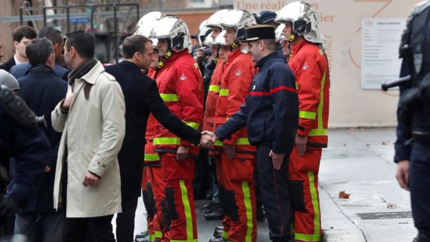 Macron cumprimenta bombeiros após sábado de protestos em Paris