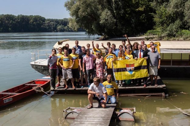 Un grupo camino a Liberland en agosto de 2016.