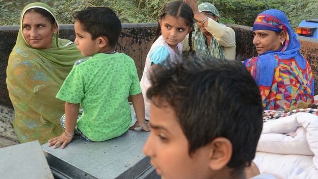 வீடுகளை காலி செய்யும் இந்தியா - பாக்., எல்லைகளில் வசிக்கும் கிராமவாசிகள்