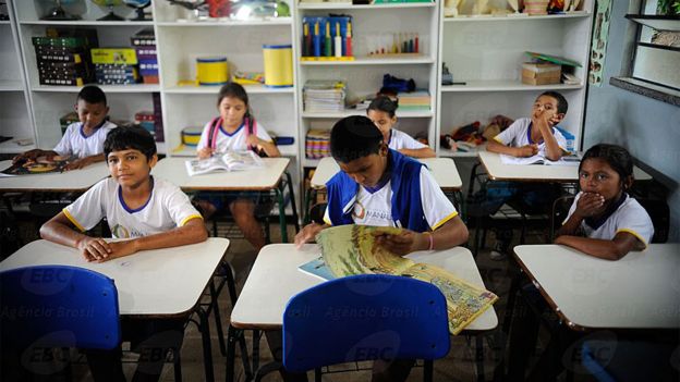 Crianças ribeirinhas estudam em uma escola de Manaus, no Amazonas