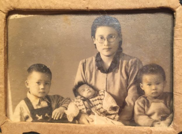 Pictures of Huang Chun-lan and siblings and mother
