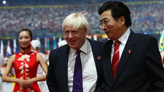 Boris Johnson, entonces alcalde de Londres, posó así con su homólogo de Pekín, Guo Jinlong, durante la clausura de los Juegos Olímpicos de 2008, pero tampoco ha tenido palabras agradables para China.