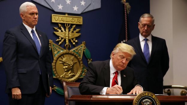 Donald Trump firma el primer veto migratorio
