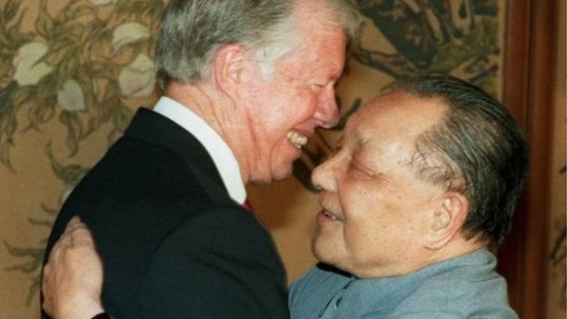 Ông Jimmy Carter, trong ảnh chụp với ông Đặng Tiểu Bình năm 1987, chính thức hóa quan hệ Mỹ với Bắc Kinh
