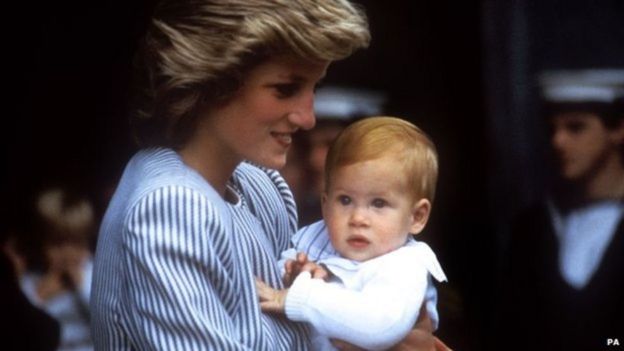 Harry de Gales con su madre, la princesa Diana