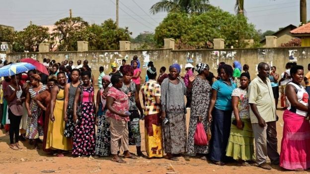 Ugandans queue