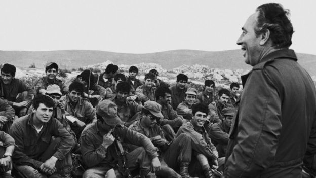 Shimon Peres junto a los militares israelíes que participaron en el audaz rescate de rehenes en Entebbe.