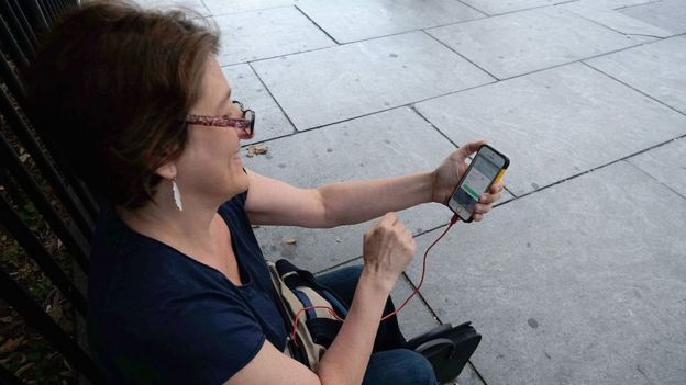 Una señora juega Pokémon Go