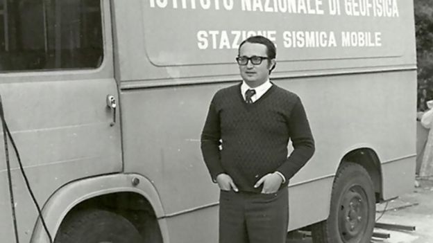 Científico italiano frente a una miniván de investigación, en una foto antigua