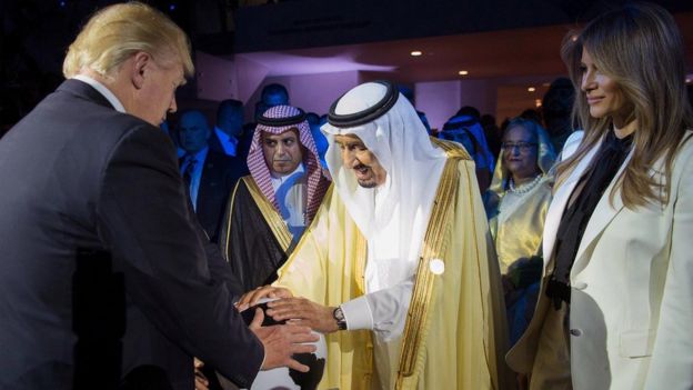 الرئيس الأمريكي وزوجته مع العاهل السعودي