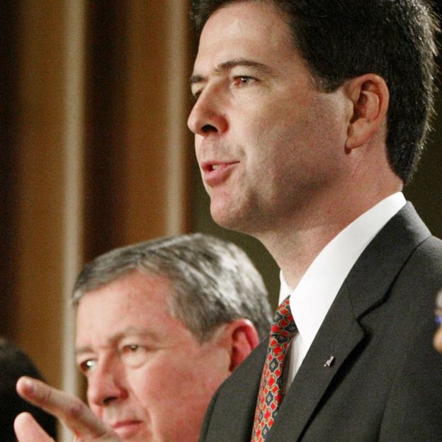 James Comey (derecha) ejerció las funciones del fiscal general John Ashcroft (izquierda) en 2004, cuando éste fue intervenido por una pancreatitis.
