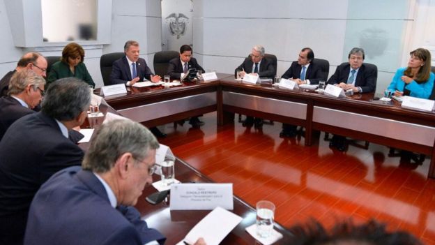 Reunión entre el gobierno de Juan Manuel Santos y miembros del partido Centro Democrático.