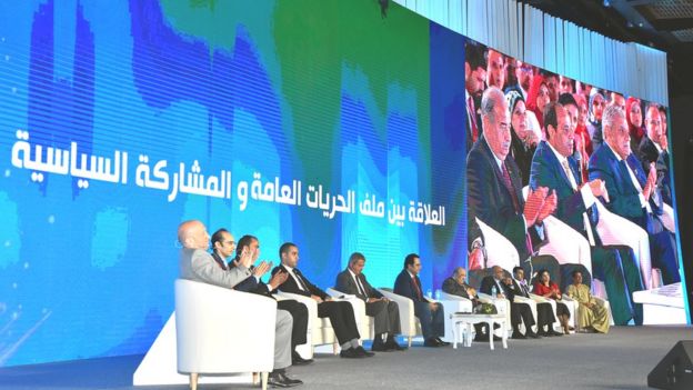 الرئيس المصري عبد الفتاح السيسي يعد ببحث تعديل قانون التظاهر وبمراجعة أوضاع الشبان المحتجزين على ذمة قضايا