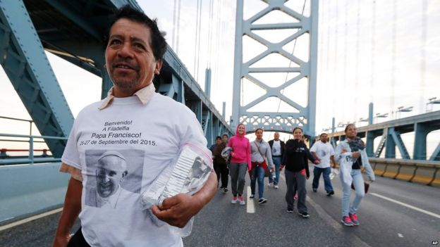 Members of the St. Anthony of Padua Church walk over the Benjamin Franklin Bridge towards Philadelphia ahead of a Mass celebrated by Pope Francis (27 September 2015)