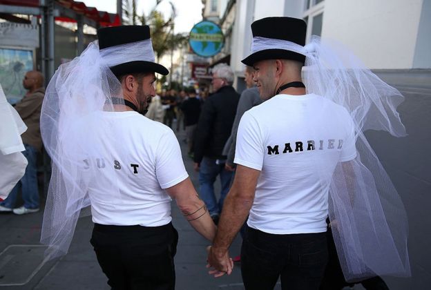 Dos hombres recién casados en EE.UU. con camisetas que dicen 