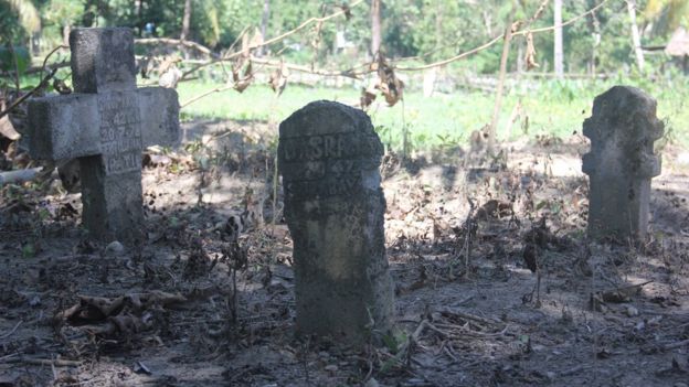 Picture of graves of former political prisoners on Buru