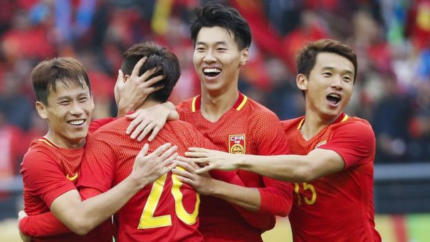 中國國家隊球員在中國杯上慶祝進球