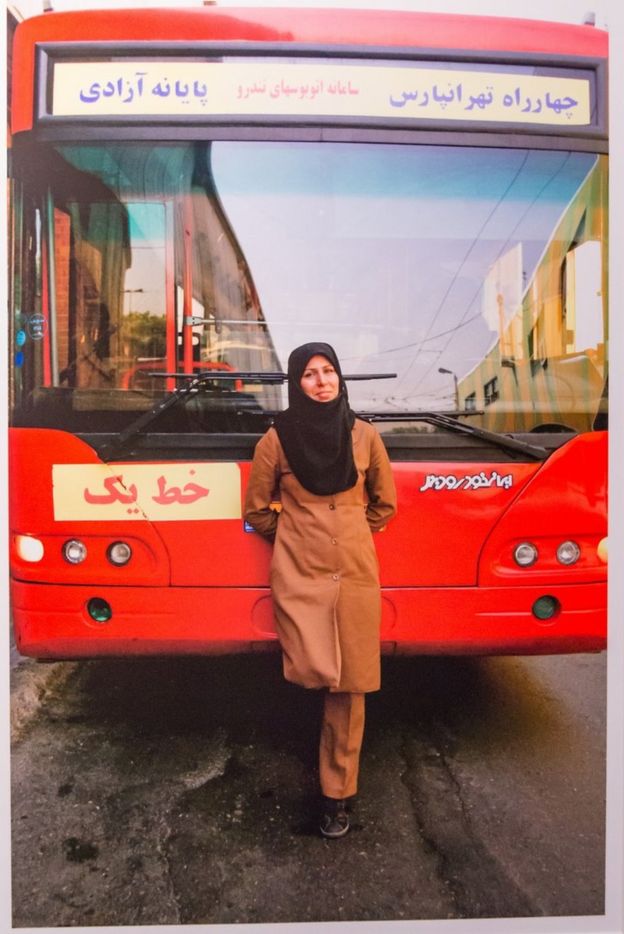 عنوان: اولین راننده اتوبوس زن در تهران. عکس: سحر حبیبی رضایی