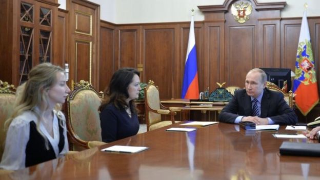 Russian President Vladimir Putin (right) meets relatives of two killed Russian journalists. Photo: 25 May 2016