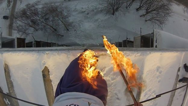 Alexander Chernikov prendió sus pantalones en llamas antes de saltar e un banco de nieve. El video se hizo viral en internet.