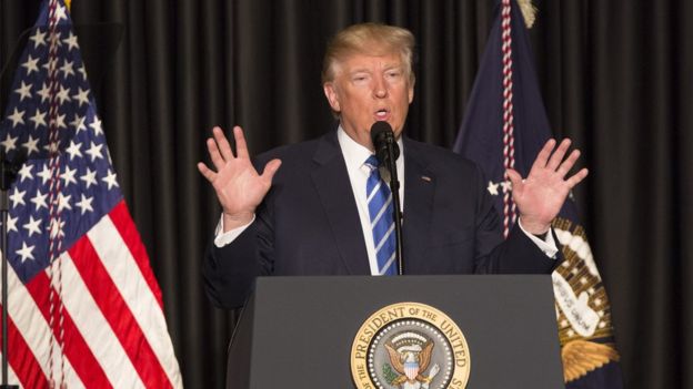 Donald Trump en una reunión con policías