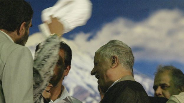 در جنوب تهران زنی عمامه آقای هاشمی را برمی‌دارد تا بر سر خود بگذارد، کمپین انتخاباتی ریاست جمهوری ۱۳۸۴