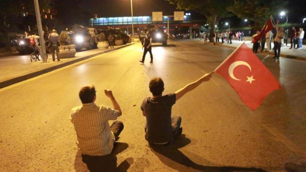 Ankara Kızılay'da tankların önünde oturan iki genç