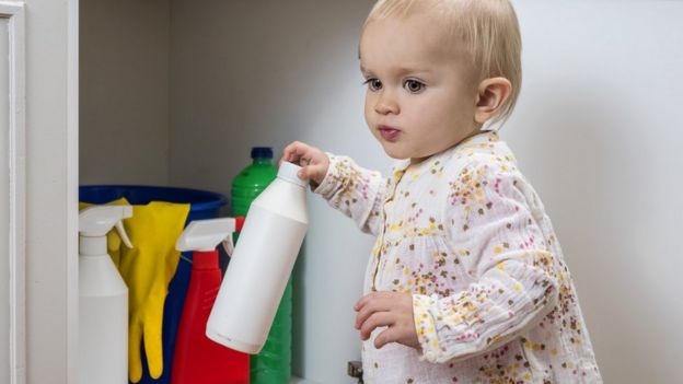 Bebê mexe em produto de limpeza