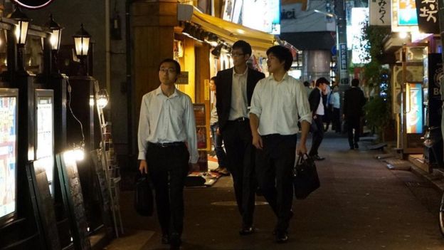 Personas caminando por las calles de Japón