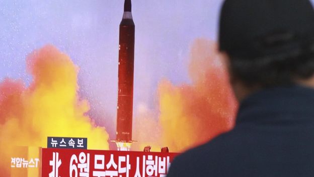 一位首尔市民在观看朝鲜导弹试验的电视报道。