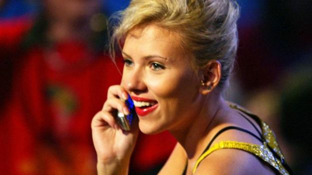 La actriz Scarlett Johansson es una de quienes ha sido vista con un teléfono de tapa.