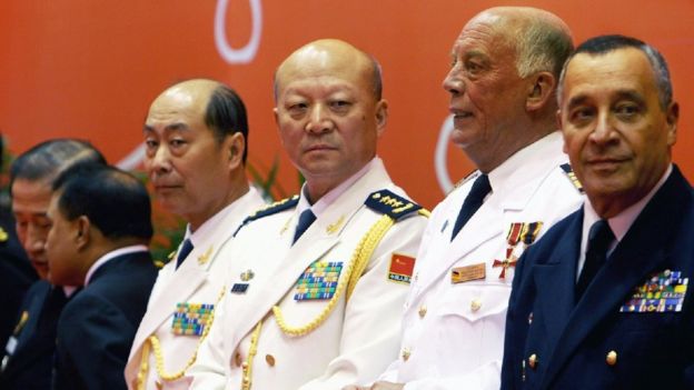 Phó đô đốc Thẩm Kim Long thay thế Đô đốc Ngô Thắng Lợi (giữa), người mà Hoàn cầu Thời báo nói sắp đến tuổi nghỉ hưu