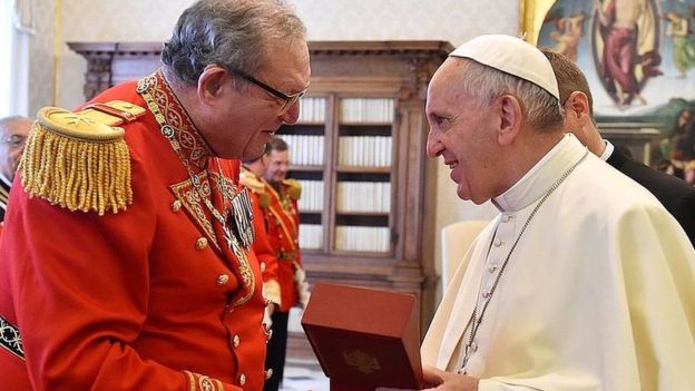 El británico Matthew Festing, el gran maestro de la Orden de Malta (izquierda) y el papa Francisco.