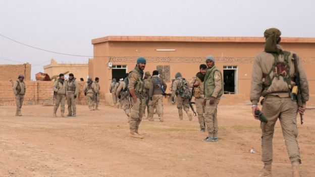 تحاول قو ات سوريا الديمقراطية الكردية طرد مسلحي تنظيم الدولة الإسلامية من مدينة الرقة