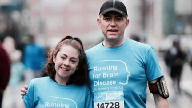 Katie Cooke y el Dr Colin Doherty tras una carrera