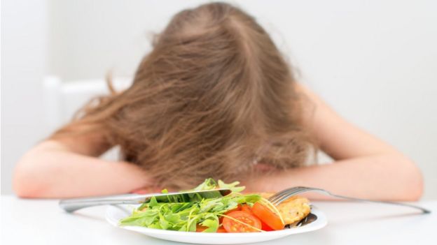 Menina se recusa a comer legumes e verduras