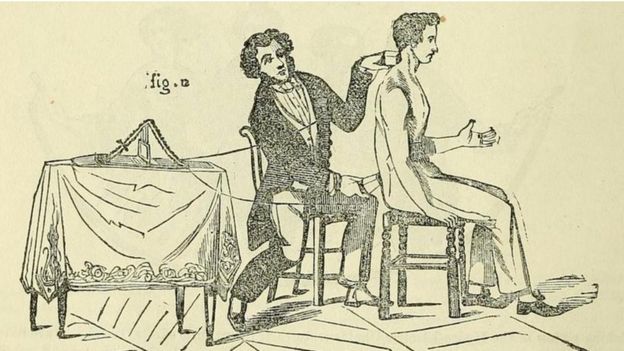 Un hombre aplicándole descargas eléctricas a otro