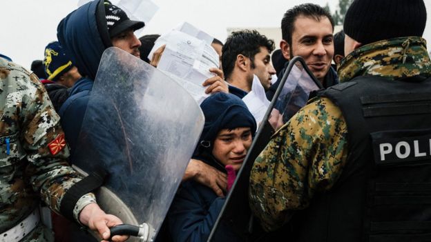 Macar polisi ve göçmenler arasında arbede yaşanırken