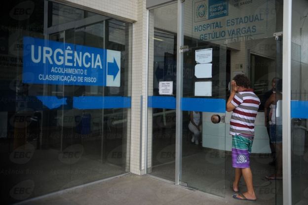 Homem aguarda em emergência de Hospital do Rio de Janeiro