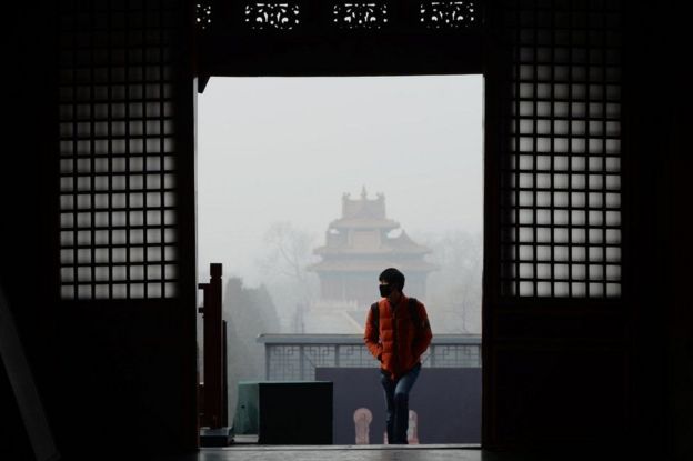 北京故宮內一名男遊客在霧霾下帶著口罩參觀（21/12/2016）