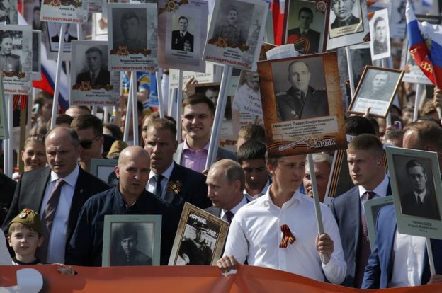 Presidente Putin (anteriore, centrale) in marcia per ricordare i morti in guerra, il 9 16 maggio