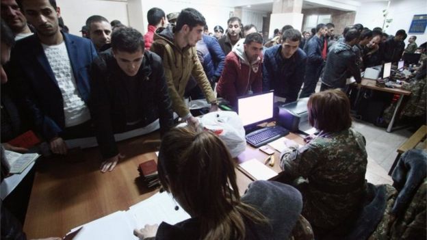 Armenian men gather at a military commissariat to join the Nagorno-Karabakh defence militia (02/04/2016)