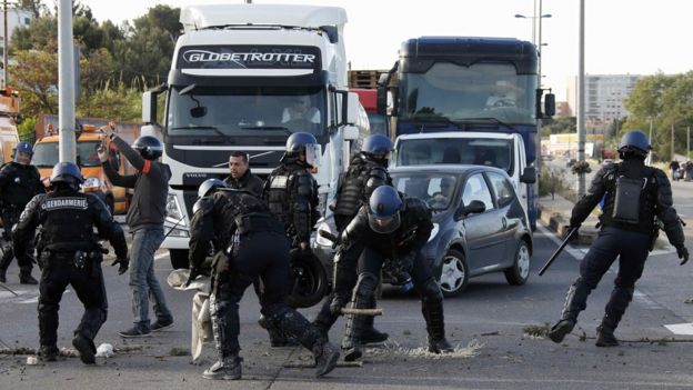 Police removed a blockade outside the Fos-sur-Mer refinery in Marseille early on Tuesday