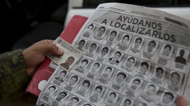 Hoja de periódico con las fotos de los jóvenes desaparecidos.