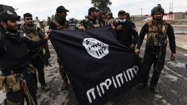 Irak özel kuvvetleri, çatışmalarda ele geçirdikleri bir IŞİD bayrağıyla poz veriyor