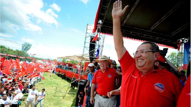 Ex presidente de Nicaragua, Arnoldo Alemán, saluda a sus seguidores. Viste camiseta roja.