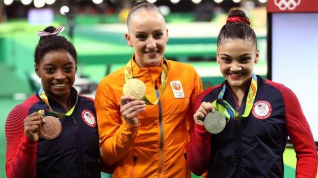 Simone Biles (izquierda), Sanne Wevers (centro) y Lauren Hernández (derecha).