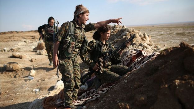 Female Troops from the Syrian Democratic Forces take up positions near the frontline on November 10, 2015 near the IS-held town of Hole