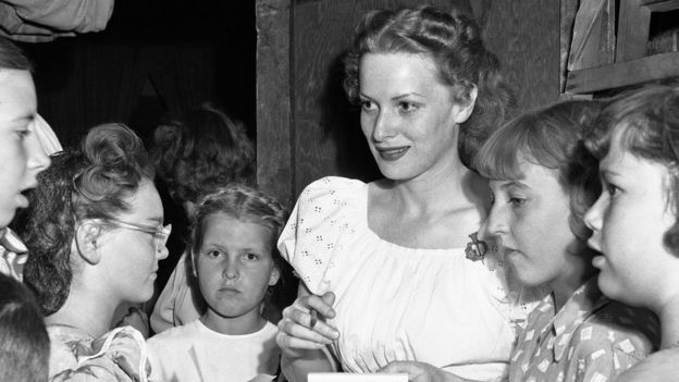 Maureen O'Hara signing autographs in 1950