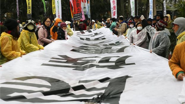 二二八纪念中枢仪式的场外,仍有自由台湾党的人士发起抗
